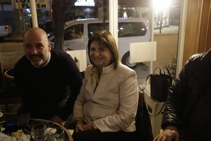 Elecciones en Chubut. Patricia Bullrich en café del hotel donde se hospeda espera los resultados de la elección.