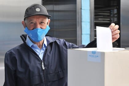 Elecciones en Racing: Víctor Blanco fue reelegido como presidente del club.