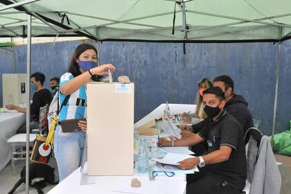Elecciones en Racing: Víctor Blanco fue reelegido como presidente del club.
