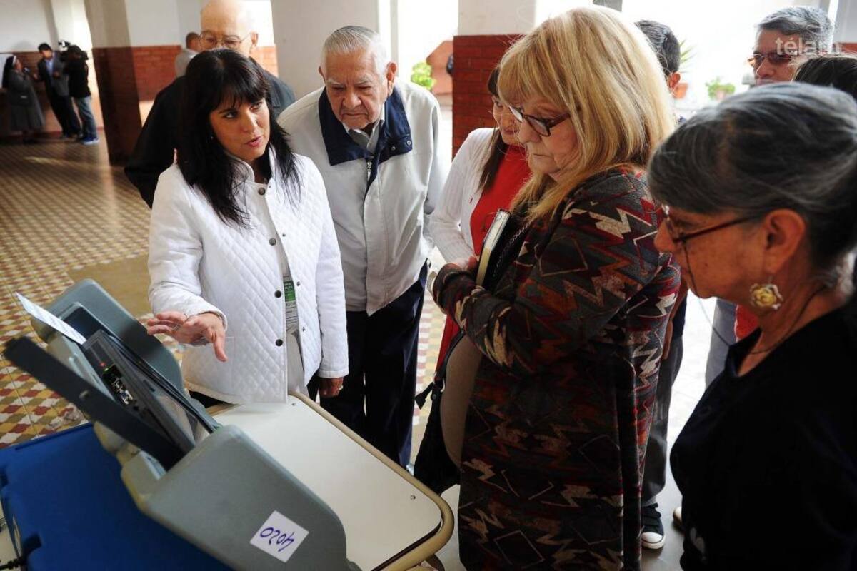 Elecciones en Salta. Se realizó un despliegue especial a cargo de personal de Gendarmería Nacional para el traslado a todo el territorio provincial de las máquinas de votación electrónica, urnas y útiles electorales que se utilizarán durante la jornada.