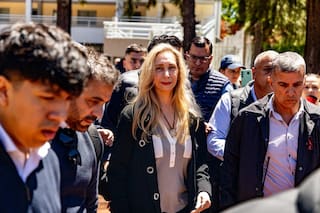 Karina Milei votó custodiada por un numeroso grupo de militantes y personal de seguridad