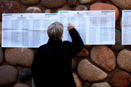 Elecciones PASO provinciales 2019. La gente se acercó a votar desde temprano y con temperaturas cercanas a los 3 grados, al Centro Educativo Dios Padre, de Guaymallén. Mendoza, domingo 9 de junio de 2019. (La Nación/Marcelo Aguilar)