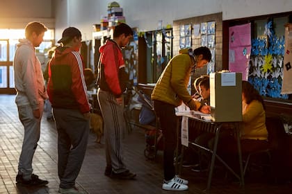 Elecciones PASO provinciales 2019. La gente se acercó a votar desde temprano y con temperaturas cercanas a los 3 grados, al Centro Educativo Dios Padre, de Guaymallén. Mendoza, domingo 9 de junio de 2019. (La Nación/Marcelo Aguilar)
