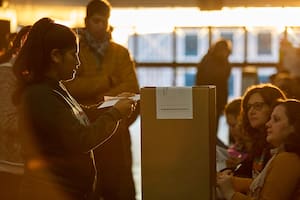 Elecciones PASO provinciales 2019. La gente se acercó a votar desde temprano y con temperaturas cercanas a los 3 grados, al Centro Educativo Dios Padre, de Guaymallén. Mendoza, domingo 9 de junio de 2019. (La Nación/Marcelo Aguilar)