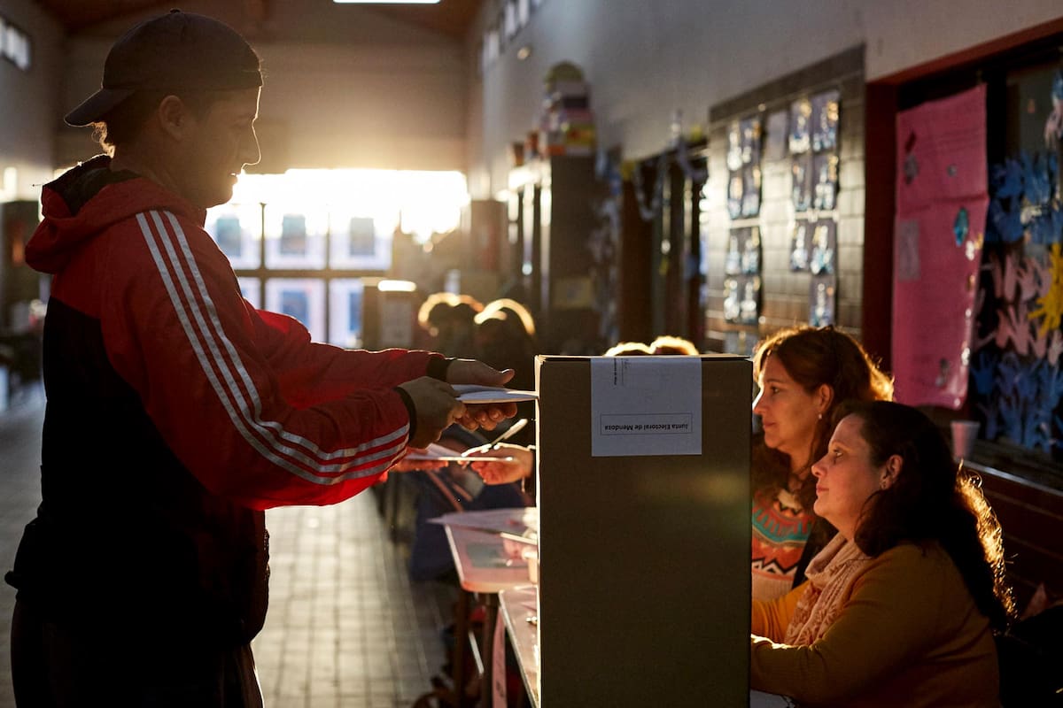 Elecciones PASO provinciales 2019. La gente se acercó a votar desde temprano y con temperaturas cercanas a los 3 grados, al Centro Educativo Dios Padre, de Guaymallén. Mendoza, domingo 9 de junio de 2019. (La Nación/Marcelo Aguilar)
