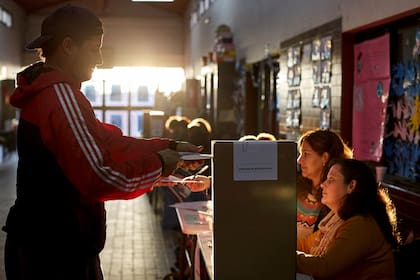 Elecciones PASO provinciales 2019. La gente se acercó a votar desde temprano y con temperaturas cercanas a los 3 grados, al Centro Educativo Dios Padre, de Guaymallén. Mendoza, domingo 9 de junio de 2019. (La Nación/Marcelo Aguilar)