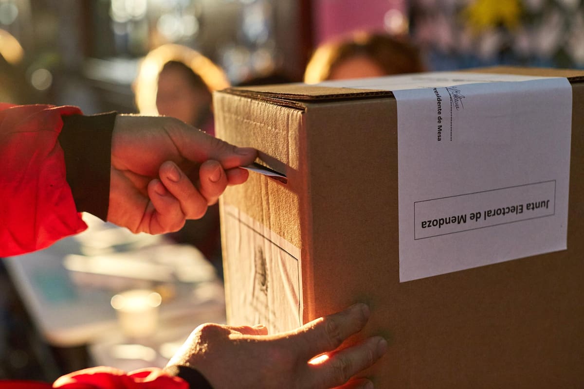 Elecciones PASO provinciales 2019. La gente se acercó a votar desde temprano y con temperaturas cercanas a los 3 grados, al Centro Educativo Dios Padre, de Guaymallén. Mendoza, domingo 9 de junio de 2019. (La Nación/Marcelo Aguilar)