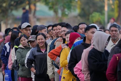 Electores hacen fila para emitir su voto en una casilla electoral, en Naypyidó, Myanmar
