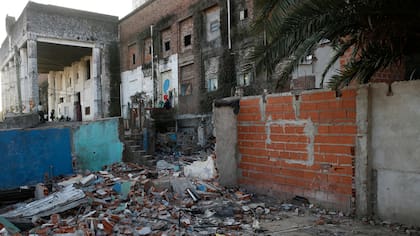Los escombros de las casas que se van desocupando y demoliendo se acumularon alrededor del edificio