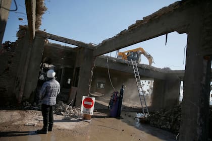 Más allá de que el trabajo se hace bajo parámetros de extrema seguridad, el proceso inédito de demolición exige tomar mayores recaudos por la altura a la que se realiza