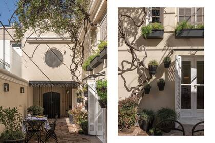 Elegancia pura en tres colores. Y la fortuna de tener un jazmín antiguo. A no perder detalle de la pérgola, liviana y de forma particular, para que siga trepando. Fotos: Maia Croizet