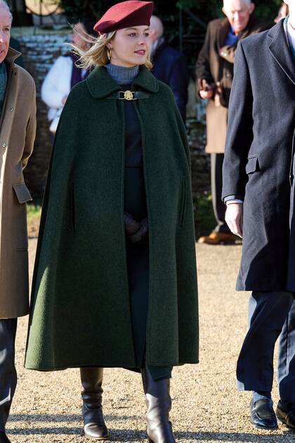 Elegante,
con un abrigo capa
y botas altas,
Lady Margarita
Armstrong-Jones,
nieta de la princesa
Margarita, también
estuvo presente