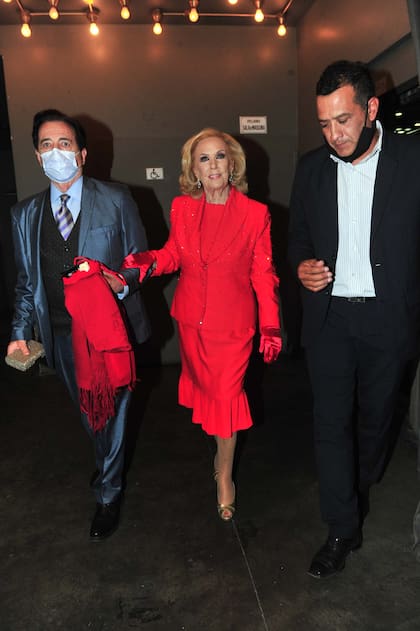 Elegante y acompañada de sus asistentes, Mirtha no quiso perderse la obra dirigida por Félix Estaire