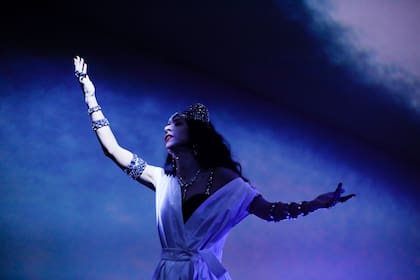 Elegante y etérea, Marisa Monte hace de sus conciertos un ritual en el que puede plasmar su música tensionada entre la balada más romántica y los temas de temática expandida