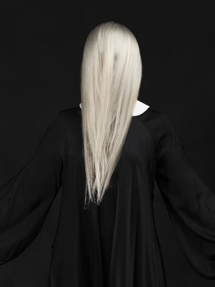 Elegantes paradojas visuales con mujeres que ocultan su rostro