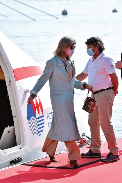 Elegantísima, Carolina
lució el mismo tapado
que le vimos en el Día
de Mónaco de 2019 y
le dio nueva vida con
accesorios con estampa
animal: botas y minibag
de Chloé.