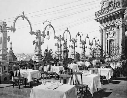 Elegantísima terraza del hotel Majestic. Fue construido entre 1906 y 1909 por la Caja Mutua de Pensiones.