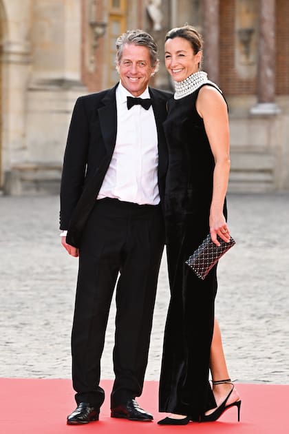 Elegantísimos, Hugh Grant y Anna Elisabet Eberstein, quien optó por
un modelo sin mangas de cuello redondo, rematado por un fabuloso
collar de perlas.