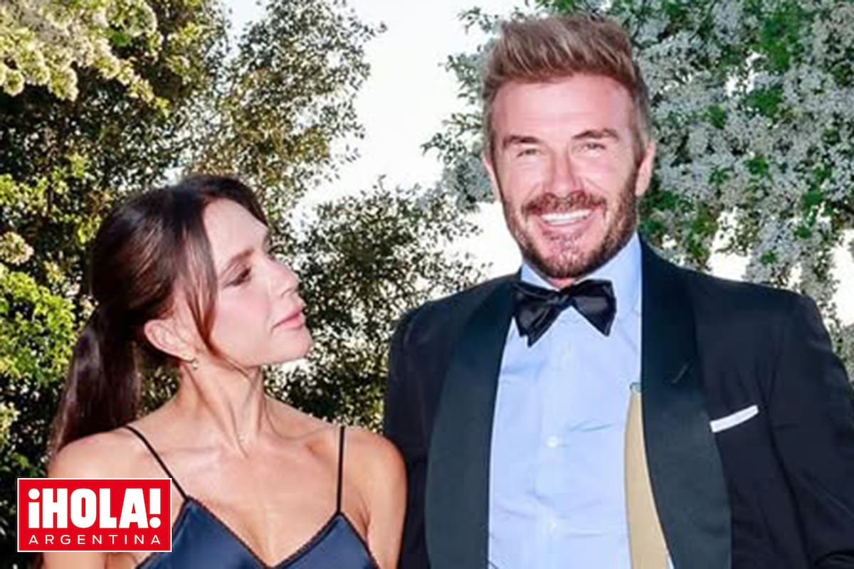 Elegantísimos, Victoria y David posan en la parte exterior de su casa en los Cotswolds.