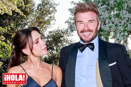 Elegantísimos, Victoria y David posan en la parte exterior de su casa en los Cotswolds.