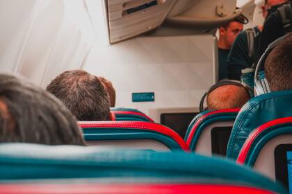 Elegir asientos en las zonas más vacías del avión puede ahorrar problemas, de acuerdo con los azafatos