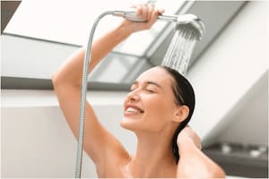 Elegir entre agua caliente, fría o tibia puede marcar una diferencia significativa según los objetivos de salud de cada persona