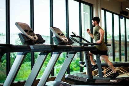 Elegir entre correr o caminar es uno de los análisis de los expertos (Foto Pexels)