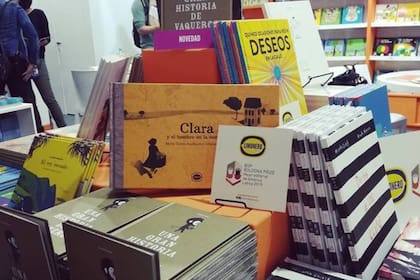Elegir los libros, un momento feliz: por color, por tapa, por los colores, la textura de las hojas, los dibujos, los personajes... a veces los chicos también se fanatizan con un autor. Acá en el stand de Limonero