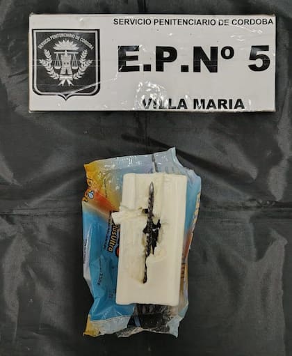Elemento punzante traficado dentro de un jabón de pan