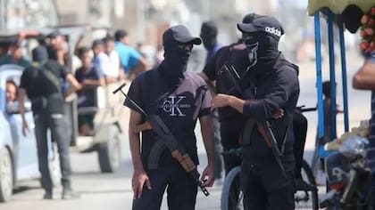 Elementos armados vinculados a Hamas han sido desplegados en Gaza y vigilan varias zonas tras la retirada de las fuerzas israelíes