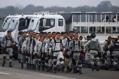 Elementos de la Guardia Nacional de México se preparan para abordar un avión en el Aeropuerto Internacional de Mérida, en México, el martes 4 de febrero de 2025, para viajar hacia el norte para reforzar la seguridad en la frontera norte del país con Estados Unidos (AP Foto/Martin Zetina)