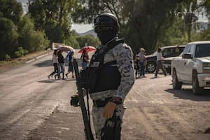 Cadáveres colgados, extorsiones y sospechas: el brutal crimen que expone la infiltración del narco en México