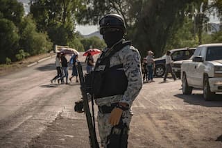 Cadáveres colgados, extorsiones y sospechas: el brutal crimen que expone la infiltración del narco en México