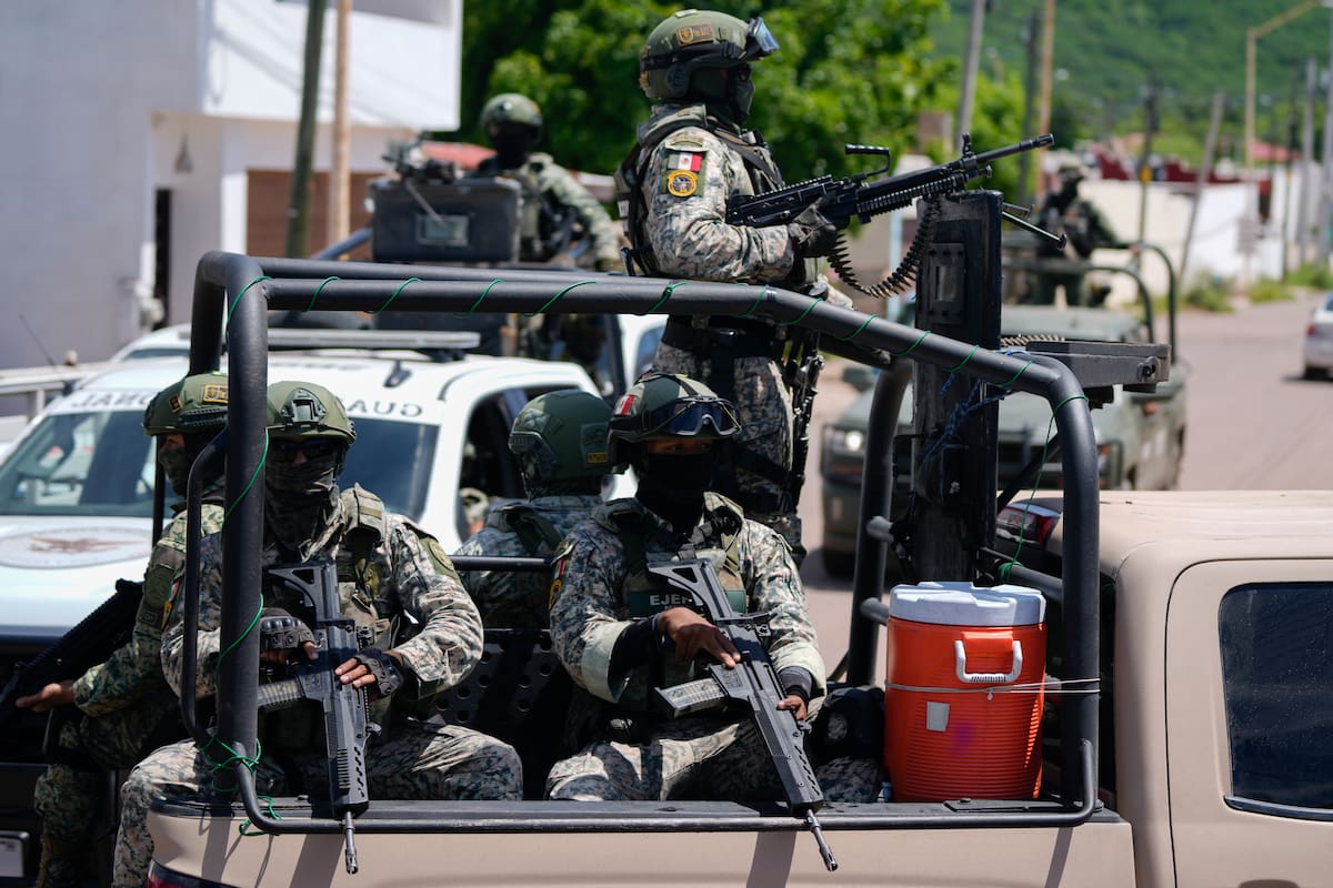 Elementos de la Guardia Nacional y del Ejército mexicano durante un operativo en un barrio de Culiacán, Sinaloa, en septiembre de 2024
