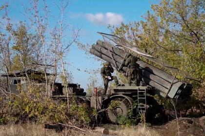 Elementos de las fuerzas militares rusas operan un lanzador de cohetes múltiple en un sitio no divulgado, el 25 de noviembre