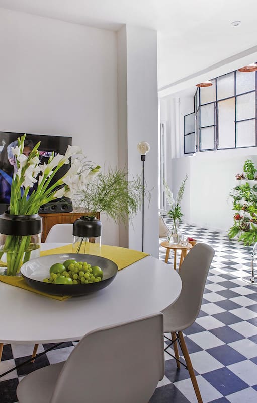 Entre la galería y la cocina, un escritorio traído de Estados Unidos y un módulo de casilleros rescatado de una obra.