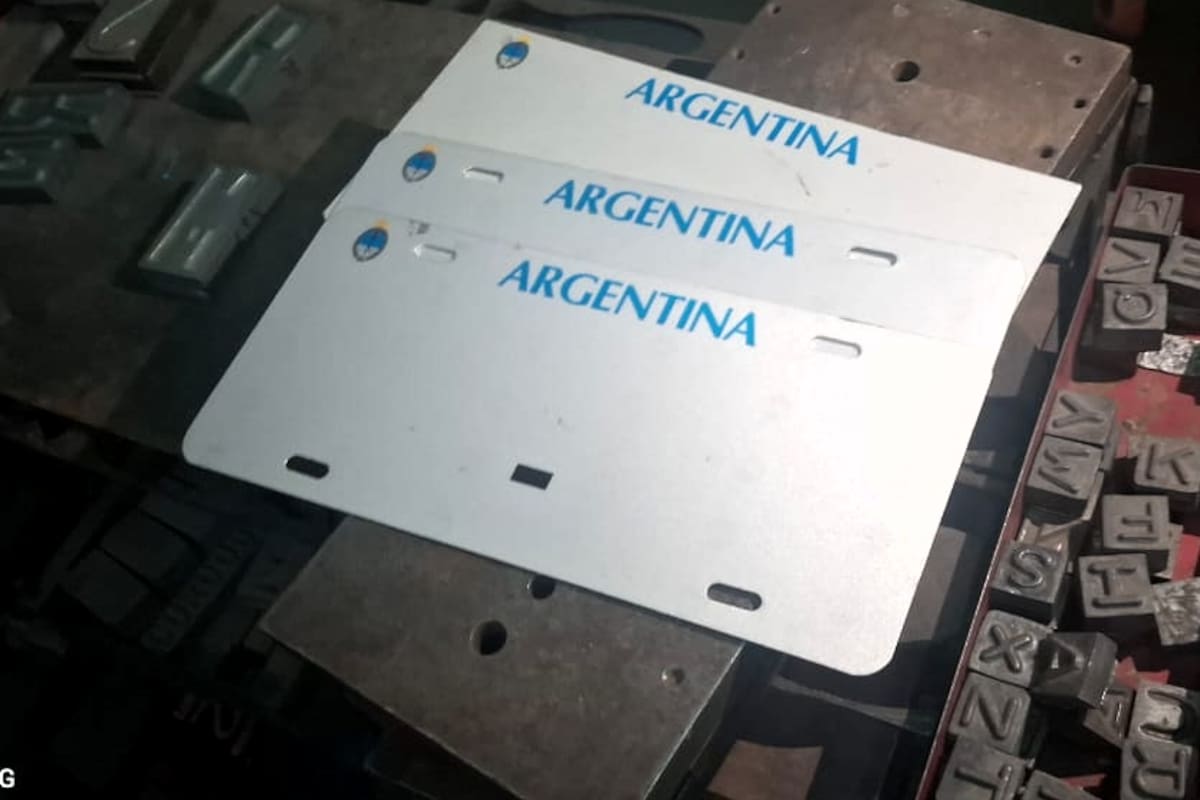 Elementos secuestrados en el taller cordobés: moldes y cuñas utilizados para la fabricación ilegal de chapas patentes