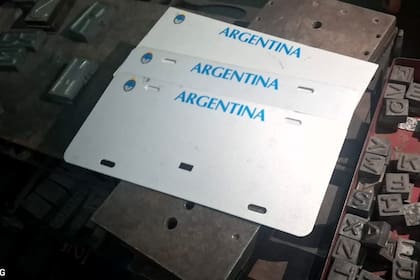 Elementos secuestrados en el taller cordobés: moldes y cuñas utilizados para la fabricación ilegal de chapas patentes