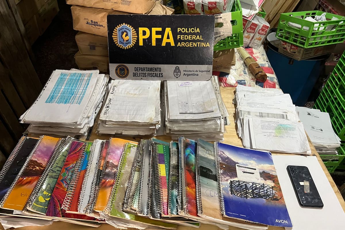 Elementos secuestrados en los allanamientos a domicilios vinculados a movimientos sociales, en una causa por presuntas extorsiones