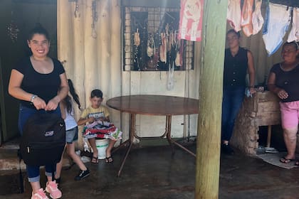 Elena arrancó la primaria a los 20 años; a ella le toca compartir la mochila con su hermano Franco