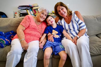 Elena Blasser (D) con su madre, Elena Chavez, y su nieto de seis años