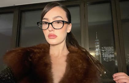 Elena Bonvicini nunca imaginó que su pasión por transformar jeans vintage en piezas únicas la llevaría a fundar una marca de renombre. A los 25 años, esta joven californiana convirtió EB Denim en un nombre reconocido en la moda (IG @elenabonvicini)
