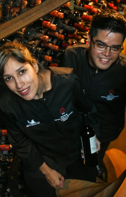 Elena Cabrera y Leonel Castro son expertos en vinos.