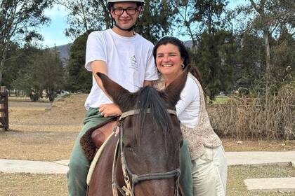 Elena Cataldi Fleming y Francisco, de la Fundación Equinoterapia del Azul