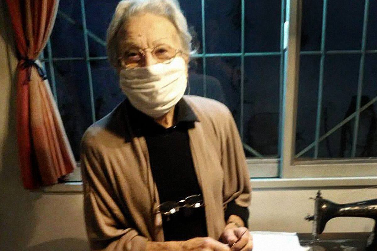 ELENA LUKIN, jubilada. Durante la cuarentena, en su casa, se puso a coser una treintena de barbijos para repartir entre su familia