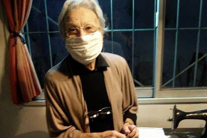 ELENA LUKIN, jubilada. Durante la cuarentena, en su casa, se puso a coser una treintena de barbijos para repartir entre su familia