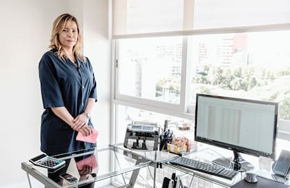 Elena Martínez. De 48 años y licenciada en Administración, dice que le costó mucho conseguir trabajo en ese rubro: "Así que fui ampliando la búsqueda. Ahora estoy limpiando casas y no me importa. Si hay que limpiar, limpio"