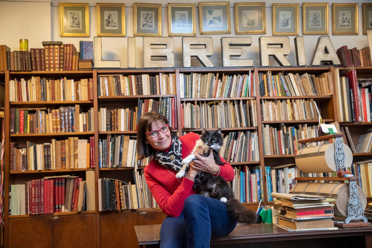 Elena Padín Olinik y su gato Demetrio.