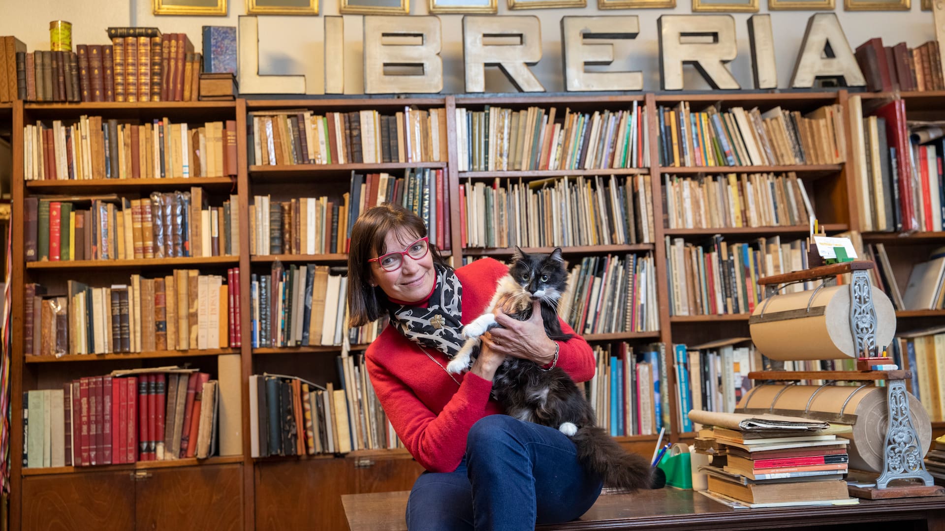 Elena Padín Olinik y su gato Demetrio.