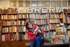 Elena Padín Olinik y su gato Demetrio.